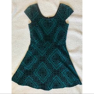 🎄🎁 Xhilaration Emerald Green/Black Brocade Dress
